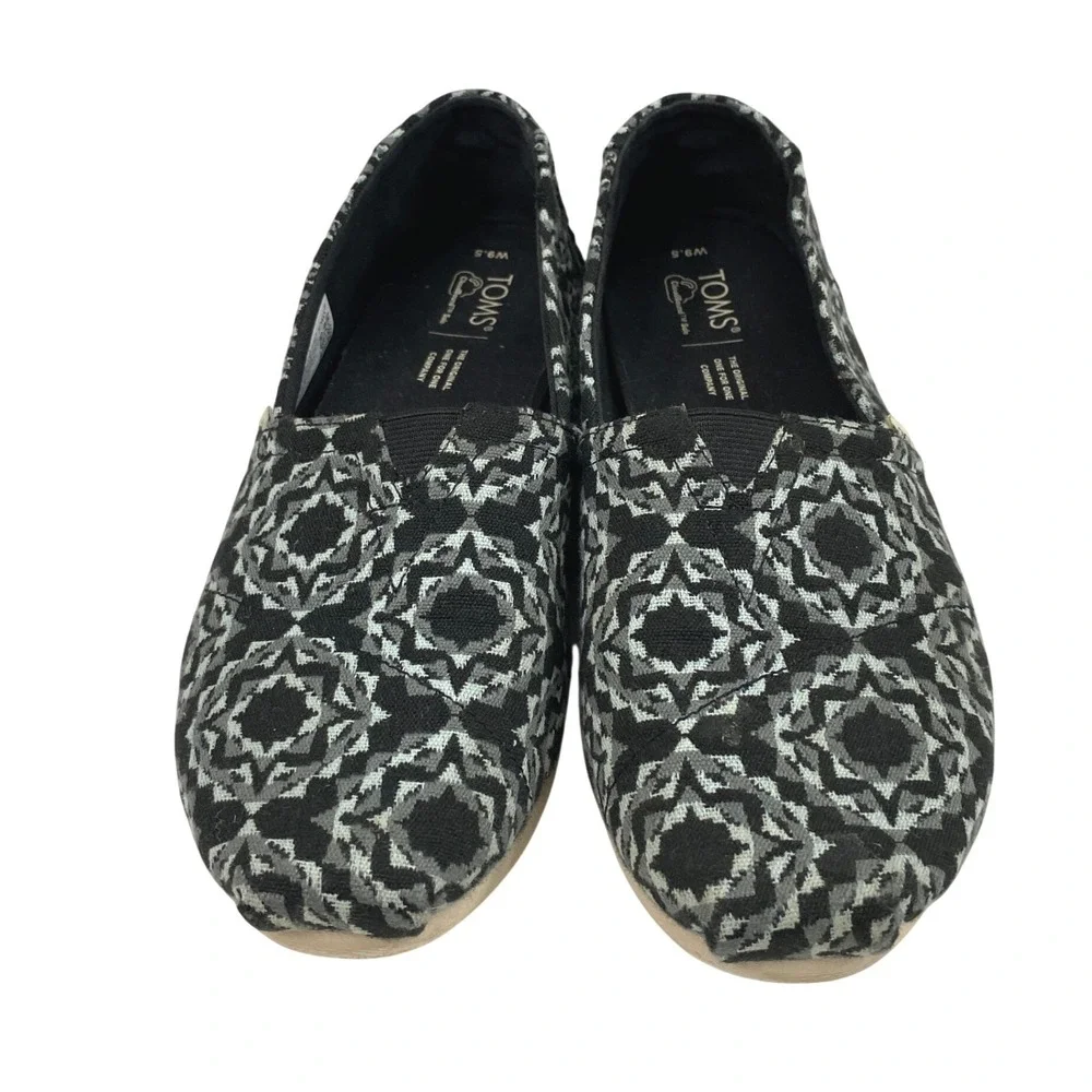 TOMS Slip On‎ Flats Womens Size  9.5 Grey Black Geometric Medallion Tapestry
